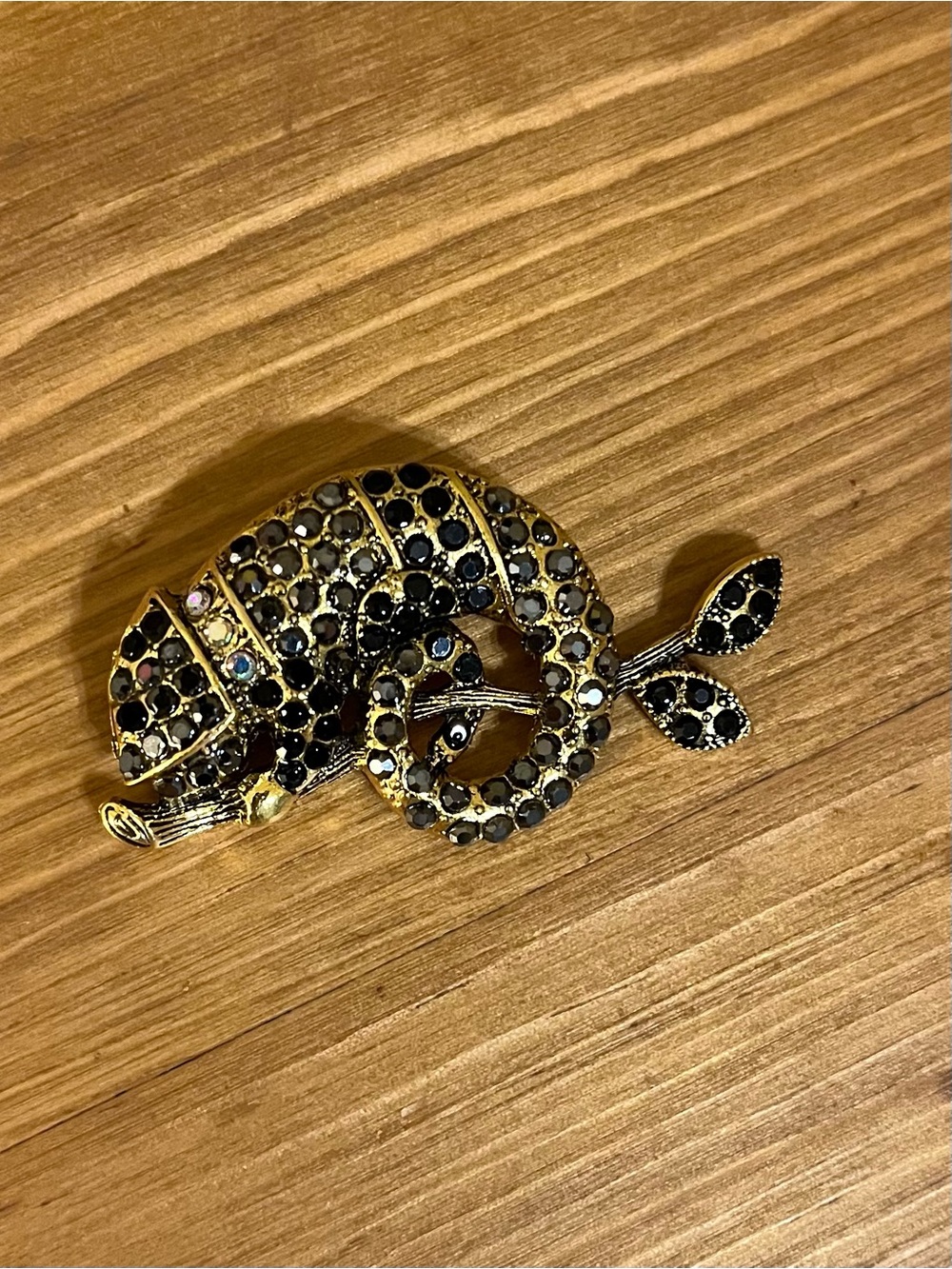 Lizard brooch with smoke black abalone rhinestones on gold tone 2”